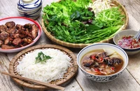 Bún chả-một món ăn bình dị của người Hà Nội, được nhiều khách du lịch ưa thích.