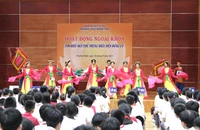 Các em học sinh biểu diễn nghệ thuật truyền thống trong buổi ngoại khoá.