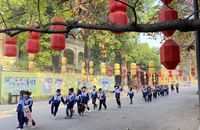 Các em học sinh tham quan, trải nghiệm tại Hoàng thành Thăng Long.