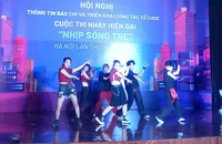 Tiết mục nhảy sôi động của các sinh viên Trường Đại học Dược Hà Nội đã "hâm nóng" không khí của cuộc thi.