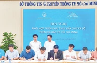 Sở Thông tin và Truyền thông Thành phố Hồ Chí Minh cùng các đơn vị ký kết cung cấp chữ ký số miễn phí cho người dân. (Ảnh LM) 