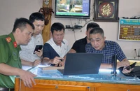 Công an điều tra vụ án cướp tiệm vàng Ðức Nam tại huyện Kim Thành, tỉnh Hải Dương. (Ảnh KHÁNH NGÂN) 