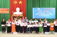 Ông Trương Hòa Bình trao học bổng cho các em học sinh, sinh viên dân tộc thiểu số tỉnh Ninh Thuận.