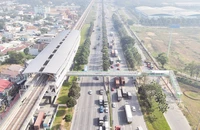 Cầu bộ hành đang được hoàn thiện để kết nối các ga của tuyến Metro số 1 với Xa lộ Hà Nội. 