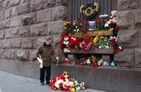 Người dân tại St.Petersburg đặt hoa tưởng niệm các nạn nhân vụ tấn công tại Nga. (Ảnh: TÂN HOA XÃ) 