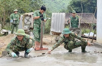 Bộ đội Đồn Biên phòng Tam Hợp, huyện Tương Dương, tỉnh Nghệ An hỗ trợ nhân dân làm đường giao thông. 