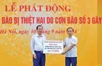 Phó Thống đốc Thường trực Ngân hàng Nhà nước Việt Nam Đào Minh Tú đại diện trao 38,4 tỷ đồng là đóng góp của ngành ngân hàng ủng hộ đồng bào bị thiệt hại do bão số 3.