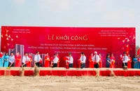 Các đại biểu tham dự lễ động thổ khởi công xây dựng dự án Khu nhà ở xã hội Khu dân cư đồi Ngân hàng tại thành phố Hạ Long.