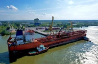 Tàu trọng tải 20.000 tấn vào sông Hậu cập cảng VIMC.