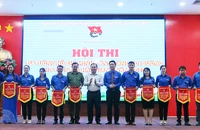 Trao cờ lưu niệm cho các đơn vị tham gia hội thi