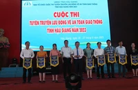 Tặng Cờ lưu niệm cho các đội tham gia.