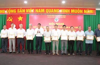 Ban đại diện Hội Người cao tuổi tỉnh Hậu Giang tặng giấy khen cho các cá nhân.