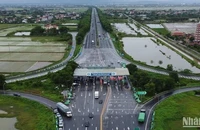 Thu phí không dừng tại Trạm thu phí Cao Bồ trên Cao tốc Cầu Giẽ-Ninh Bình. (Ảnh: MINH TRANG)