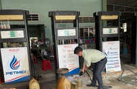 Lực lượng chức năng tỉnh Cà Mau kiểm tra và lấy mẫu xăng dầu tại doanh nghiệp M.T. 
