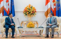 Đại sứ Việt Nam Nguyễn Huy Tăng đến chào Thủ tướng Vương quốc Campuchia Hun Manet. (Ảnh: Fresh News)