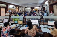 Lượng người đến làm thủ tục cấp phiếu lý lịch tư pháp tại Sở Tư pháp Hà Nội tăng đột biến trong những ngày gần đây.