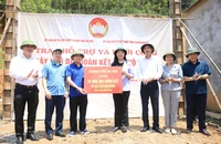 Ủy ban Mặt trận tổ quốc Hà Nội hỗ trợ Ủy ban Mặt trận Tổ quốc tỉnh Tuyên Quang 500 triệu đồng xây dựng nhà đại đoàn kết. 