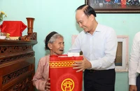 Lãnh đạo thành phố Hà Nội tặng quà người có công, các đối tượng chính sách.