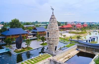 Toàn cảnh tháp Thần Nông trong khuôn viên Khu sinh thái Đông Đô Village.