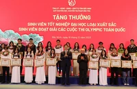 Đại tướng Phạm Văn Trà tặng thưởng và chụp ảnh lưu niệm với các sinh viên có thành tích xuất sắc tại buổi tọa đàm "Bắc Ninh - Khát vọng bay cao"