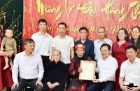 Bí thư Tỉnh ủy Bắc Ninh chúc Tết, mừng lễ Đại hồng thọ cụ Nguyễn Ngọc Phan,100 tuổi, cán bộ tiền khởi nghĩa ở thành phố Bắc Ninh. 
