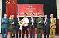 Chi bộ thôn Phú Dư, xã Quỳnh Phú, huyện Gia Bình tổ chức kết nạp đảng viên mới là các công dân sẵn sàng nhập ngũ năm 2024. ( ẢNH: BẢO ANH)