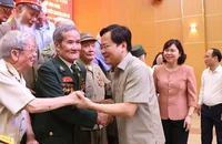 Bí thư Tỉnh ủy Bắc Ninh ân cần thăm hỏi, động viên các chiến sĩ Điện Biên, thanh niên xung phong, dân công hỏa tuyến trực tiếp tham gia Chiến dịch Điện Biên Phủ. 