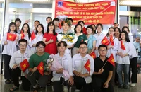 Nguyễn Hữu Tiến Hưng trong vòng tay gia đình, thầy cô và bạn bè sau kỳ thi Olympic Hóa học quốc tế 2024.