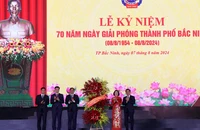 Phó Chủ tịch Quốc hội tặng hoa chúc mừng kỷ niệm 70 năm ngày Giải phóng thành phố Bắc Ninh.