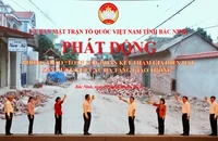 Các đại biểu ấn nút phát động phong trào “Toàn dân đoàn kết tham gia hiến đất xây dựng kết cấu hạ tầng giao thông”.