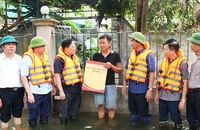 Đồng chí Bí thư Tỉnh ủy Bắc Ninh Nguyễn Anh Tuấn (thứ 3 từ trái sang) cùng các đồng chí lãnh đạo tỉnh tặng quà người dân đang bị lũ cô lập tại xã Hòa Tiến, huyện Yên Phong.