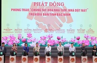 Các đại biểu nhấn nút phát động phong trào "Chung tay xóa nhà tạm, nhà dột nát" trên địa bàn tỉnh Bắc Ninh.