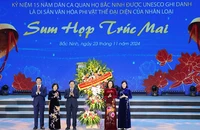 Phó Chủ tịch Quốc hội Nguyễn Thị Thanh tặng lẵng hoa chúc mừng 15 năm Dân ca Quan họ Bắc Ninh được UNESCO vinh danh.