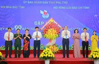 Lãnh đạo tỉnh Phú Thọ tặng hoa chúc mừng các thế hệ làm báo tỉnh Phú Thọ nhân Kỷ niệm 99 năm Ngày Báo chí cách mạng Việt Nam.