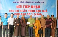 Đại diện đoàn thiện nguyện trao quà cho cho Đại diện lãnh đạo huyện Văn Bàn chiều 20/9.