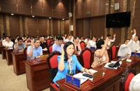 Các đại biểu biểu quyết tại kỳ họp thứ 13 HĐND thành phố Hà Nội khóa XVI.