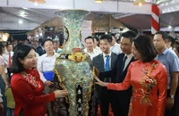 Huyện Phú Xuyên trưng bày, giới thiệu các sản phẩm tiêu biểu của làng nghề truyền thống.