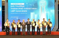 Giám đốc Sở Thông tin Truyền thông Hà Nội Nguyễn Việt Hùng (ngoài cùng bên phải) và đại diện các tỉnh, thành phố nhận giải thưởng Thành phố Thông minh Việt Nam 2023. (Ảnh: Thanh Hải)