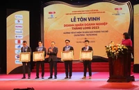 Lãnh đạo thành phố Hà Nội tặng Bằng khen cho các doanh nghiệp xuất sắc.