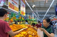 Người tiêu dùng mua sắm tại siêu thị Big C Thăng Long.