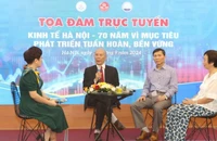 Các diễn giả tọa đàm trực tuyến với chủ đề: “Kinh tế Hà Nội - 70 năm vì mục tiêu phát triển tuần hoàn, bền vững”.