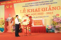 Bí thư Thành ủy Hà Nội Đinh Tiến Dũng đánh trống khai giảng năm học mới tại Trường trung học cơ sở Ngô Quyền, huyện Đông Anh.