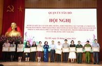 Lãnh đạo Quận ủy Tây Hồ khen thưởng cho những tập thể có thành tích xuất sắc trong việc thực hiện việc mới, việc khó.