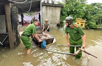 [Ảnh] Bộ đội, công an giúp người dân Hà Nội chạy lụt