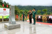 Chỉ huy lực lượng bảo vệ biên giới 2 tỉnh Quảng Bình và Khăm Muộn chào cột mốc chủ quyền ở khu vực cửa khẩu quốc tế Cha Lo-Na Phàu.