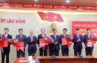 Các đồng chí lãnh đạo tỉnh Lâm Đồng trao quyết định và tặng hoa chúc mừng các đồng chí được điều động nhận nhiệm vụ mới.