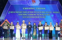 Phó Bí thư Thường trực Thành ủy Hà Nội Nguyễn Thị Tuyến, Bí thư Thường trực Trung ương Đoàn Nguyễn Ngọc Lương trao Bằng khen tặng các Gương mặt trẻ Thủ đô tiêu biểu năm 2022.