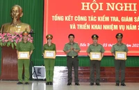 Phòng An ninh chính trị nội bộ nhận giấy khen phong trào thi đua ngành kiểm tra Đảng năm 2022.