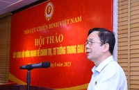 Trung tướng Khuất Việt Dũng, Phó Chủ tịch Hội Cựu chiến binh Việt Nam phát biểu ý kiến tại hội thảo.