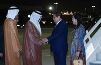 Thủ tướng Phạm Minh Chính cùng Phu nhân Lê Thị Bích Trân và Đoàn đại biểu Việt Nam đã tới sân bay quốc tế Al Maktoum, thành phố Dubai bắt đầu chuyến công tác tại UAE - Ảnh: VGP/Nhật Bắc